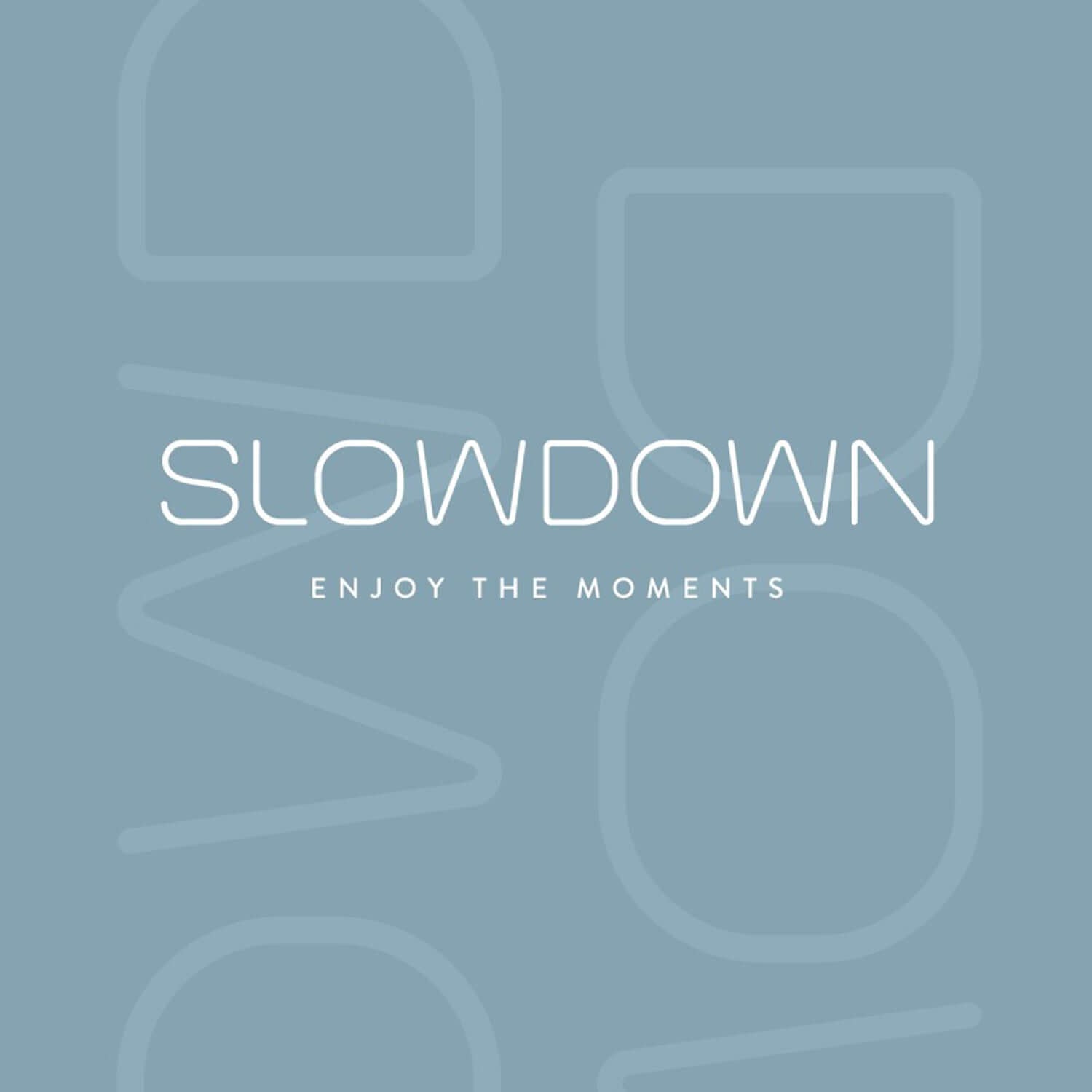 Slowdown varumärke historia med logotypen Slowdown och texten Enjoy the moments.