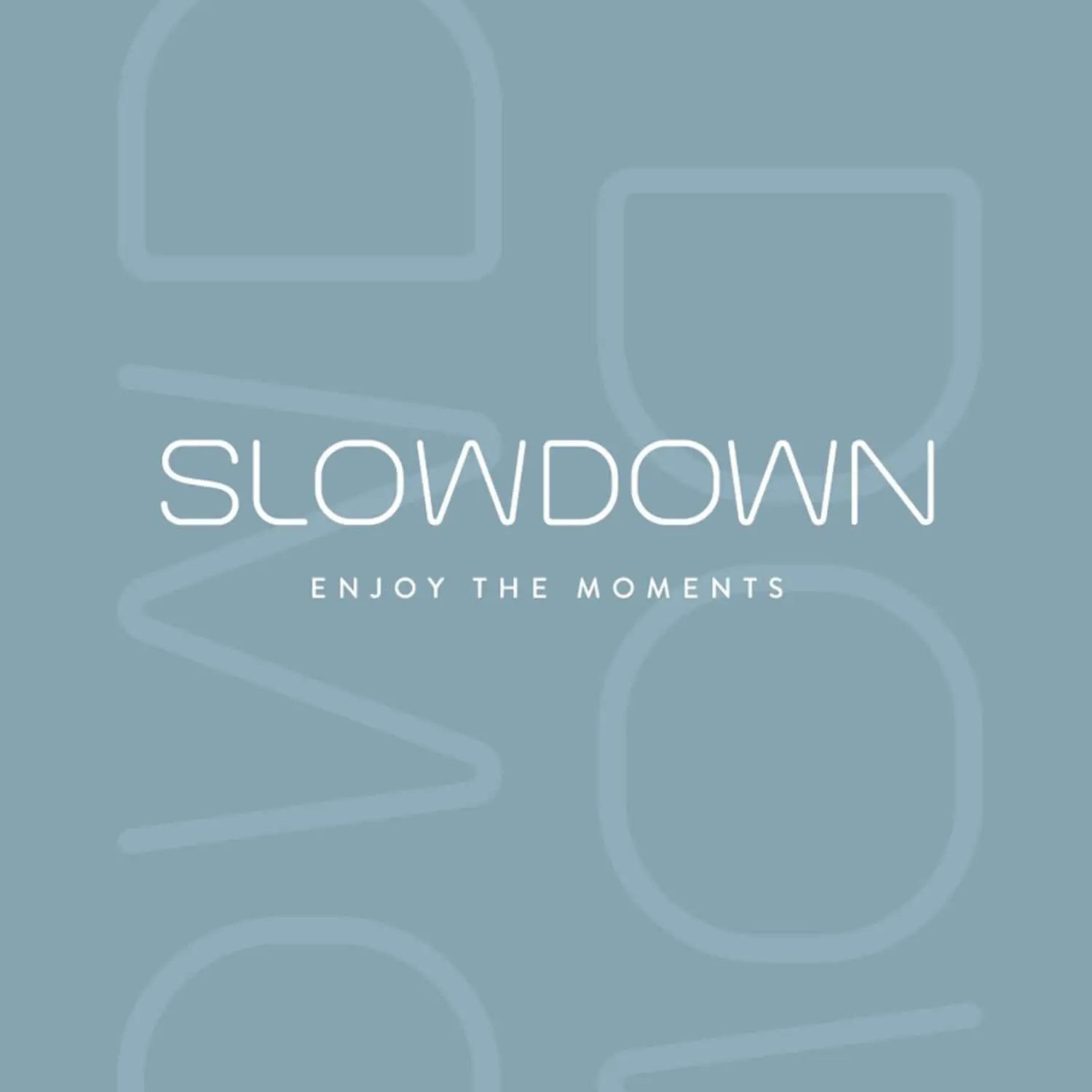 Slowdown varumärke historia med logotypen Slowdown och texten Enjoy the moments.