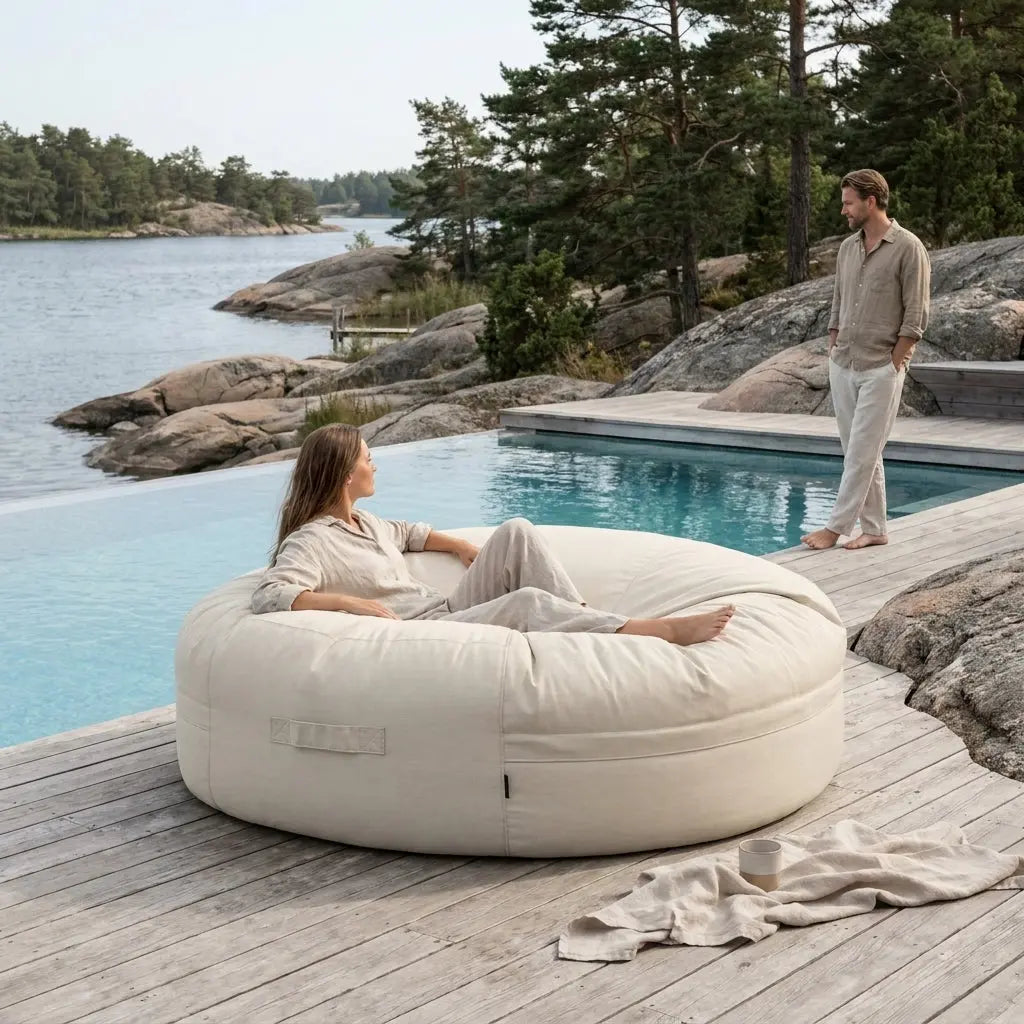 saccosäckar för utomhusbruk vid poolen med baskorg och dekorationer.