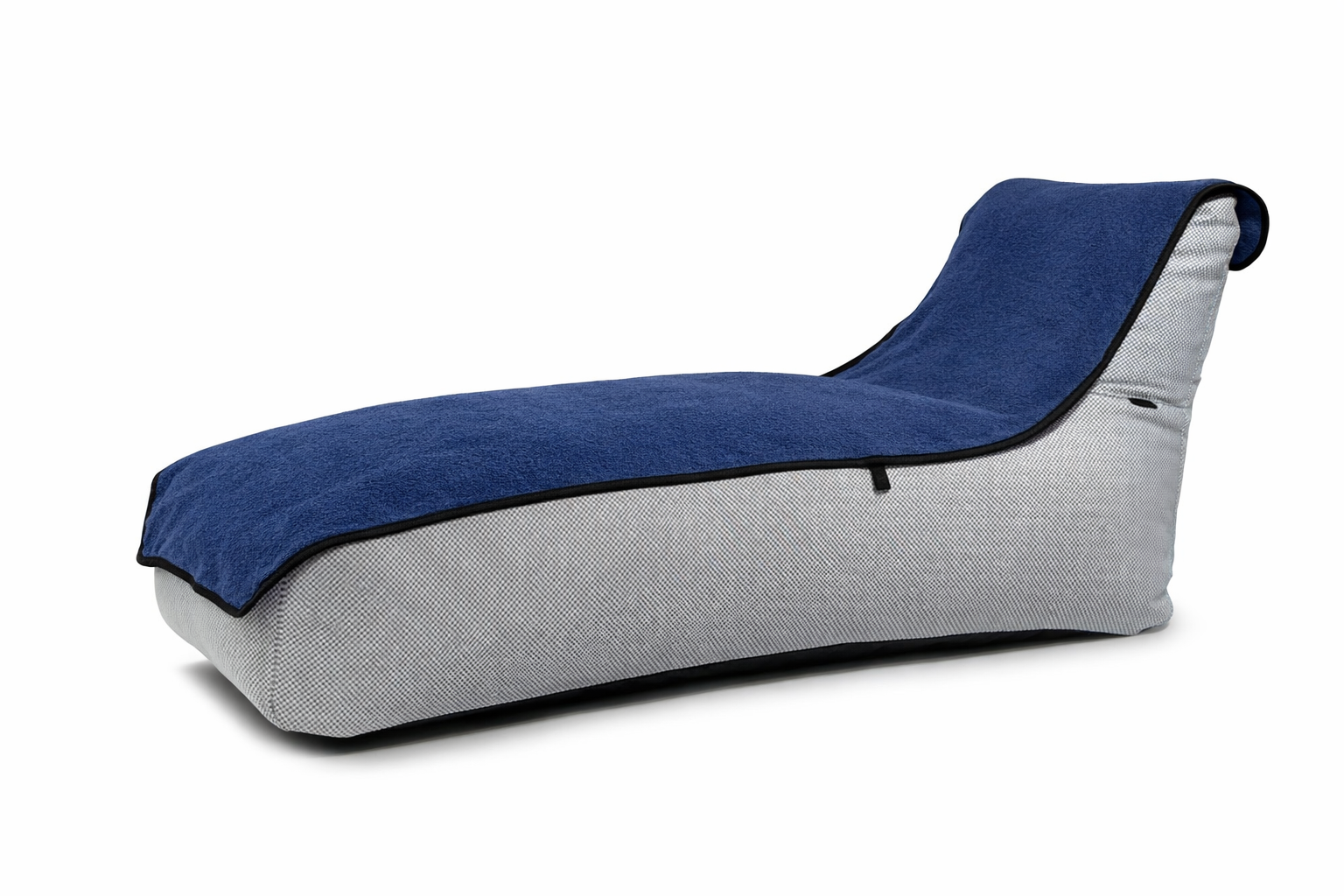 Premium strandhanddukar för solsäng och strand Navy 230x65 cm på solsäng med grå botten.