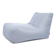 Capri Blue Lounge 100 sittsäck fåtölj med mönstrat tyg och bred rygg.
