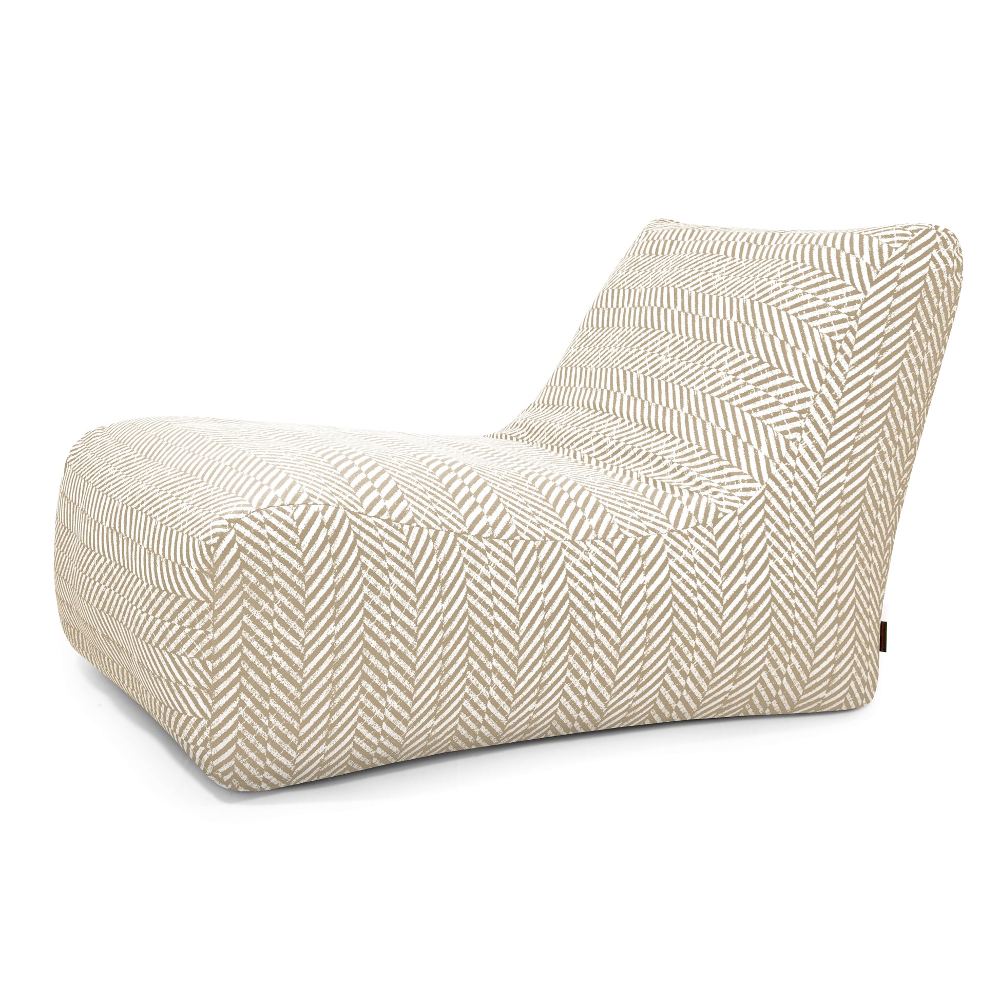 Beige fåtöljformad sittsäck med handgjort fiskbensmönster och ryggstöd.