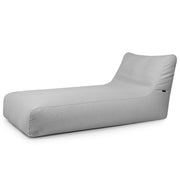 Sittsäck solsäng i vitt och grått, perfekt för avkoppling vid poolen och på terrassen. Handgjord, komfortabel design.