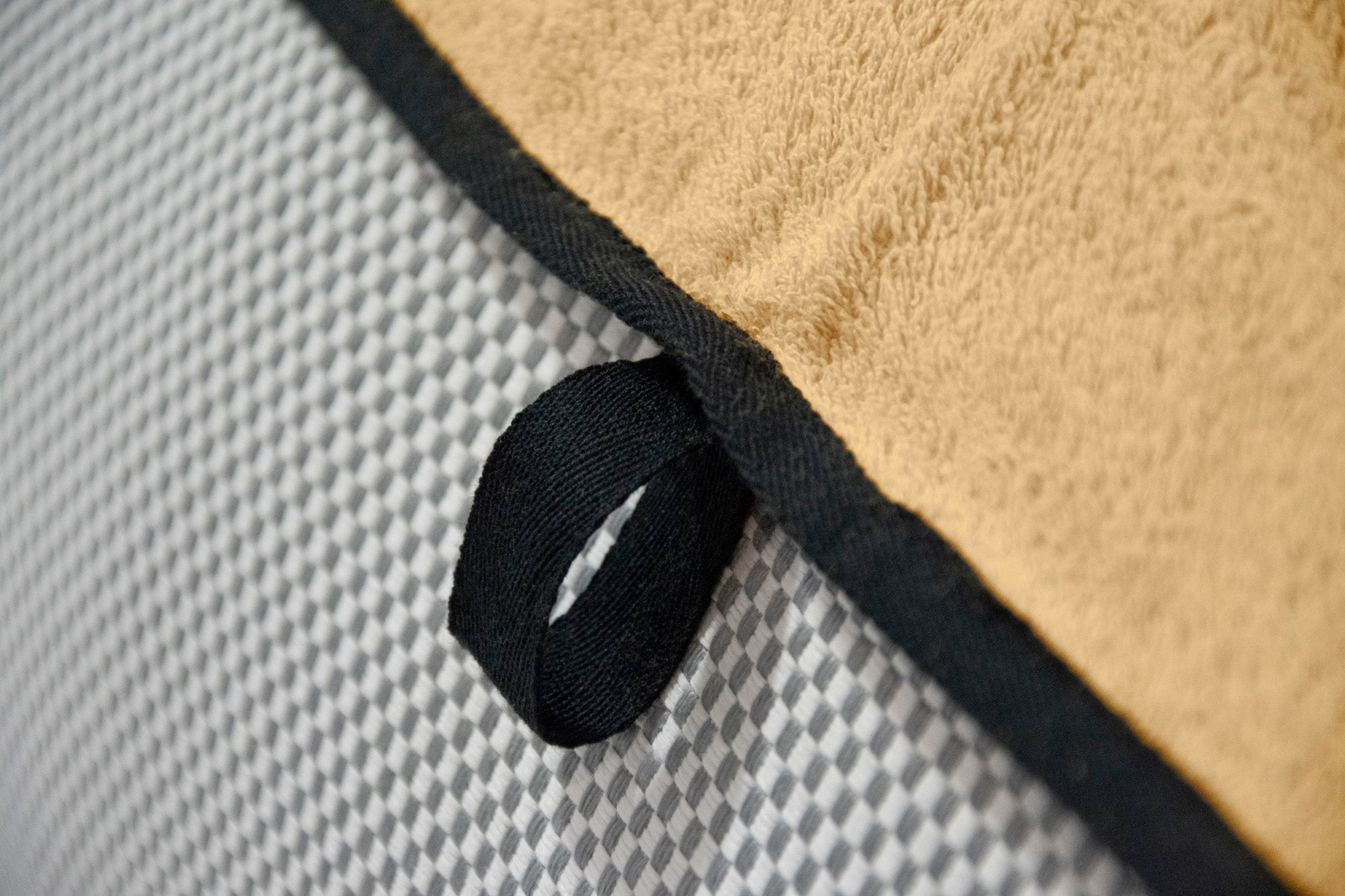 Premium strandhanddukar för solsäng och strand Beige 230x65 cm detalj av band och material.