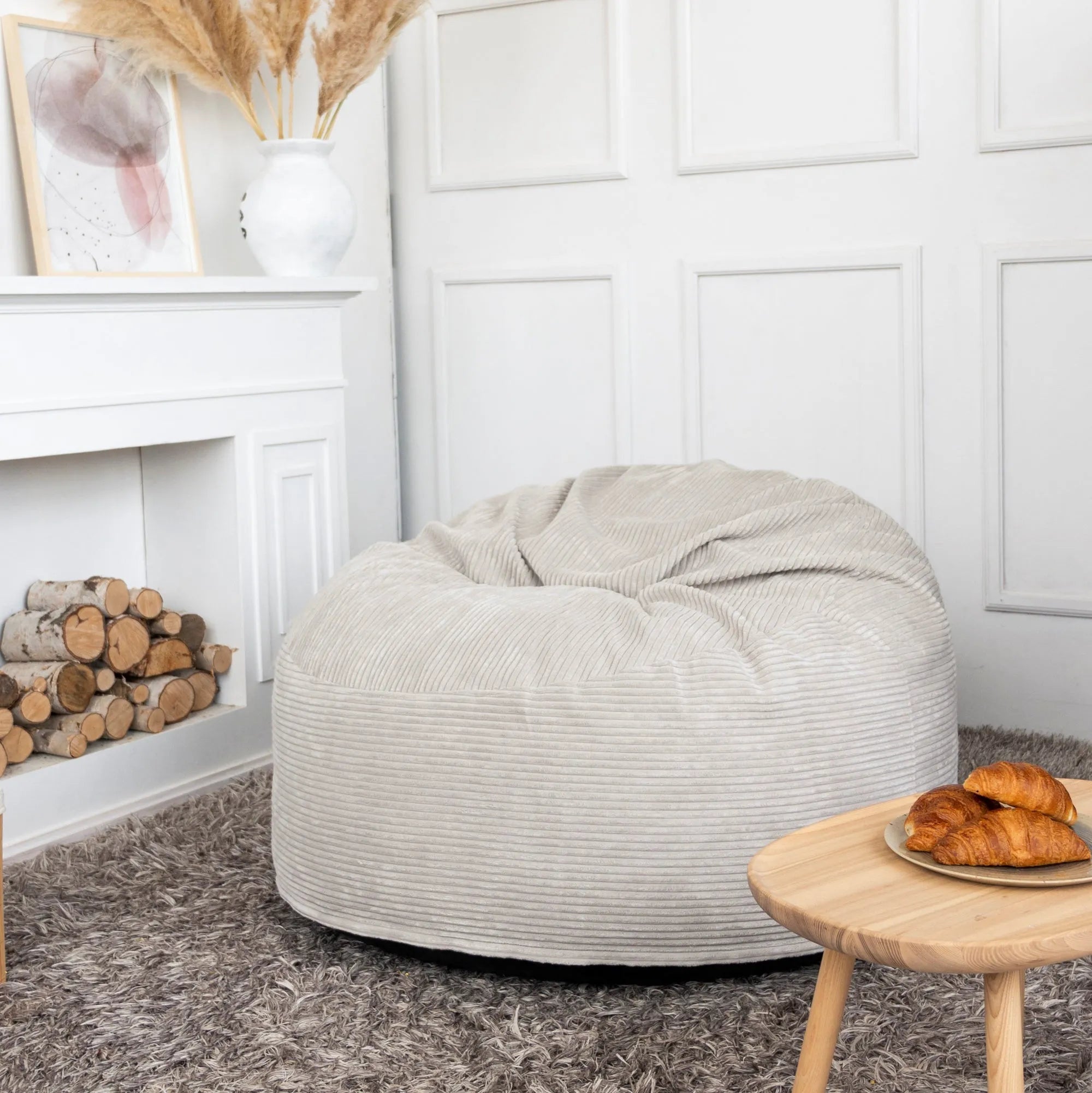 Lyxig fåtölj sittsäck OM110 i beige, designad för maximal avkoppling och komfort i hemmet.
